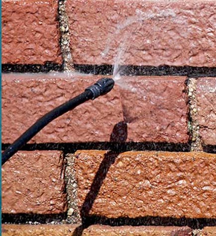 Application d'un imperméabilisant hydrofuge sur un mur — effet perlant