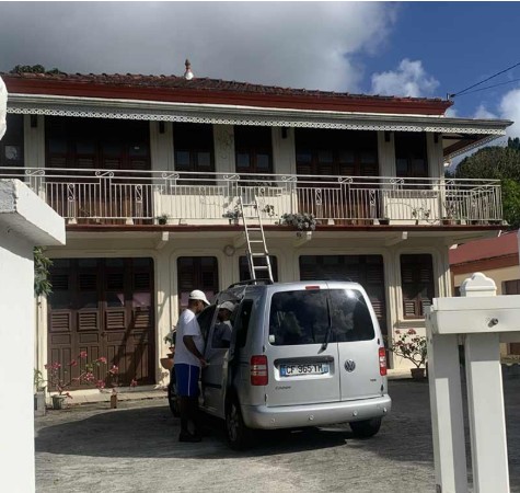 Maison en cours de nettoyage et démoussage de façade
